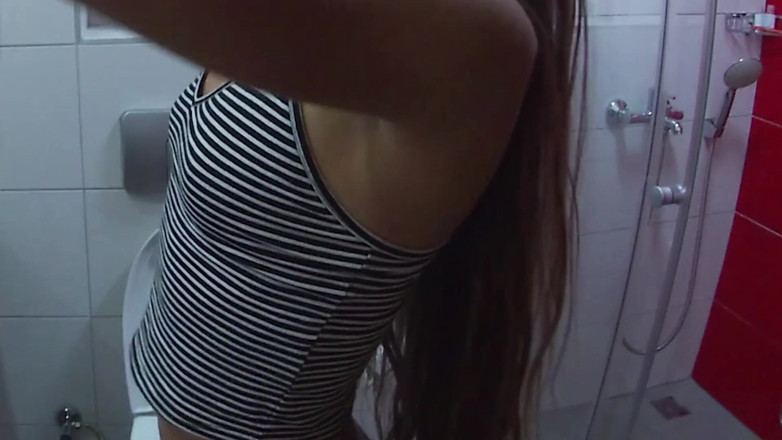 Angel_solo: Siswa mencuci dirinya di kamar mandi. Mencuci memek