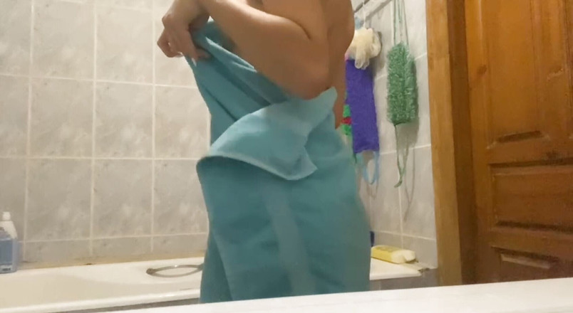 Alexa Holly: Гаряча повія пестить свій великий клітор у ванній кімнаті голою з рушником