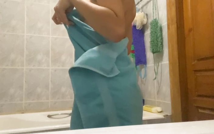 Alexa Holli: 热辣的荡妇在浴室里用毛巾裸体抚摸她的大阴蒂