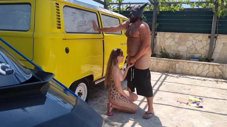 Lovekino: Gagică brunetă sexy cu țâțe mari oferă o muie frumoasă în parcare