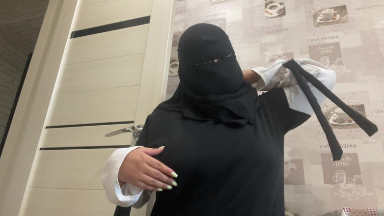Lux Eva: Khalifa in hijab si masturba in cucina
