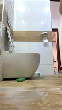 La Estrella De Webcam Italiana 18 Desnuda En Tacones Altos Llena Su Coño De Leche Y La Saca