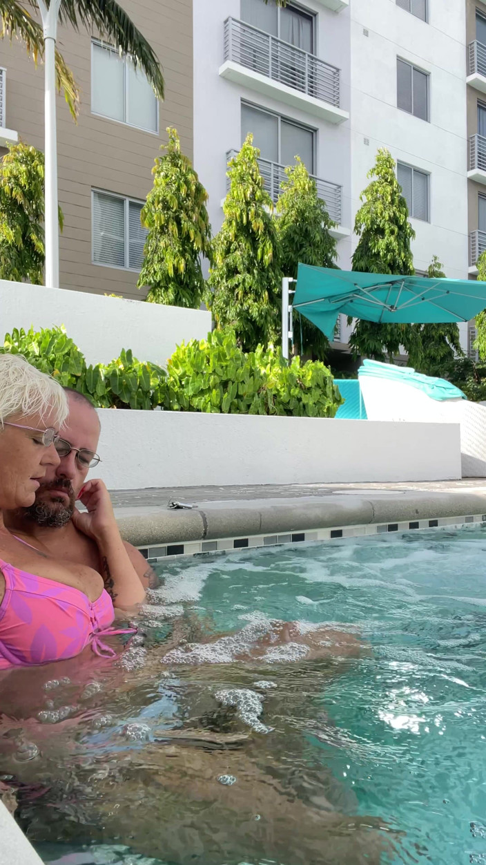 Greek Goddess Steph: Berbulu dalam Tab mandi panas. Permainan buah dada