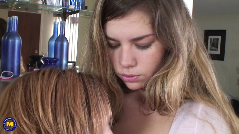 Mature NL: Frumoasă curvă matură și lesbiană tânără se fute cu vibratorul dublu...