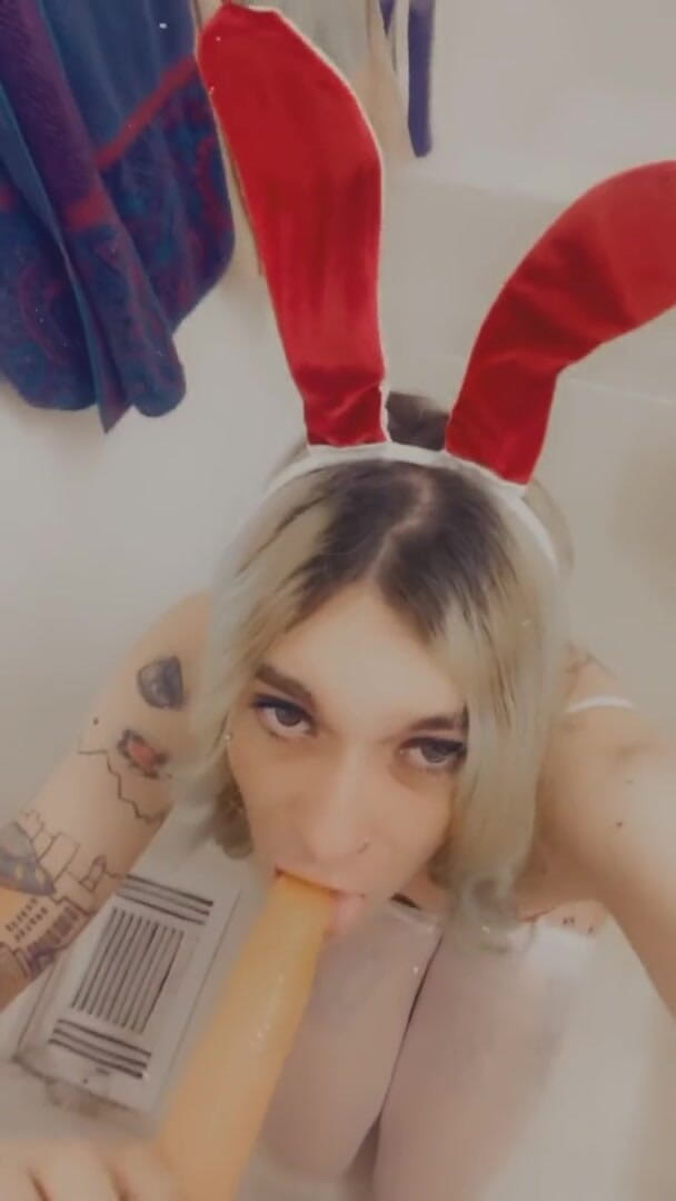 CarmenMelatonin: Kaninflicka Senpai