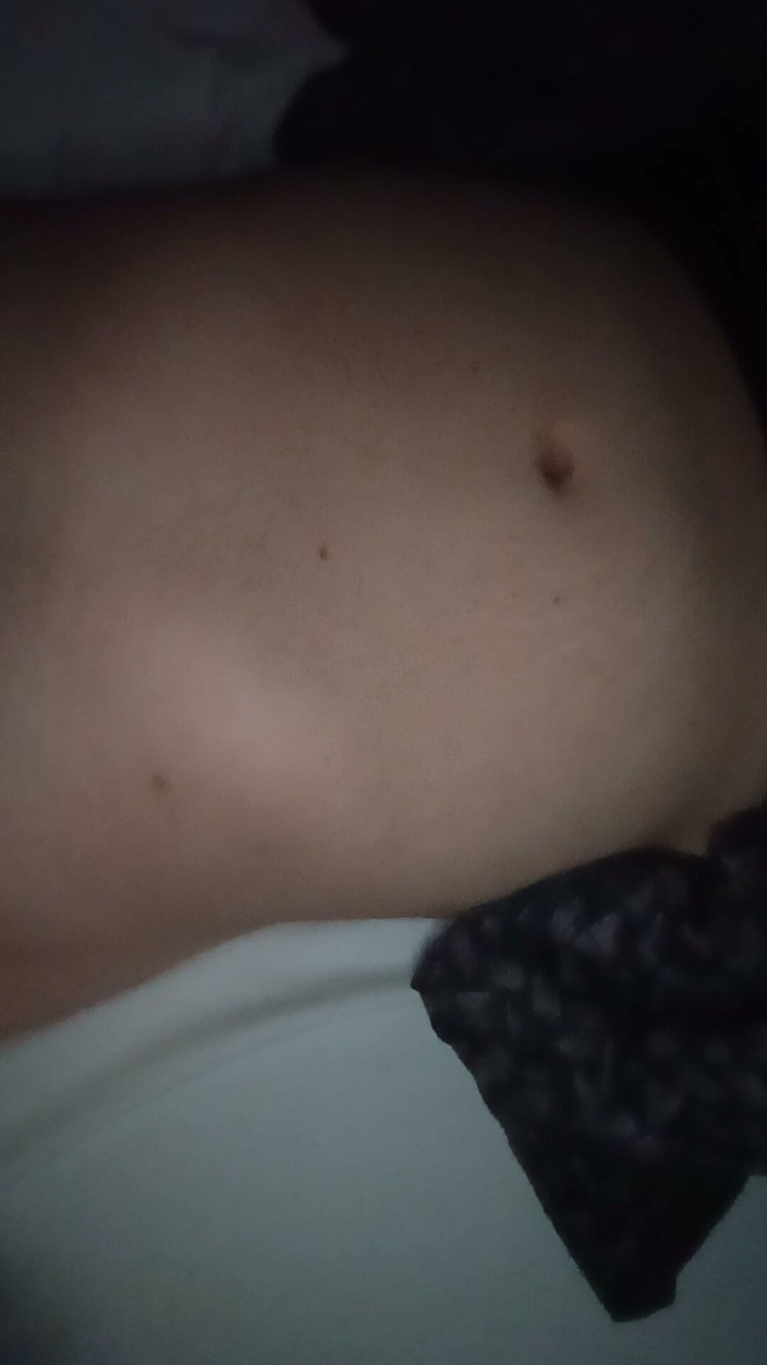 Hottieboy77: Băiatul cu dureri de stomac își mângâie burta