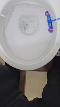 Nadržené hraní s mým velkým čůrákem a chcaní na záchod. Záběr zblízka POV