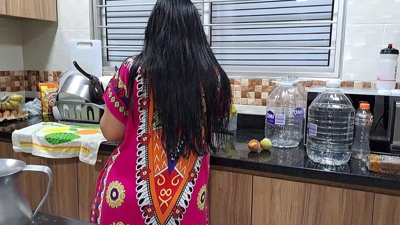 Jocelyn: Estoy Cachondo Y Sorprendo a Mi Madrastra En La Cocina...