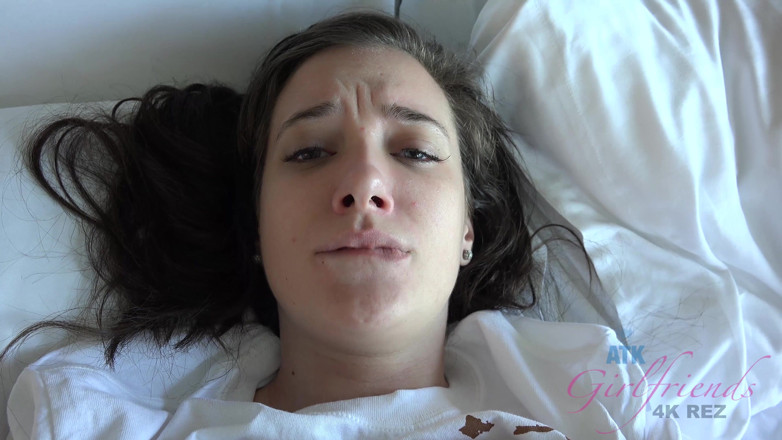 ATK Fans (Girlfriends): Poté, co Gia vykouří cigaretu, natáhne se na přes, aby...