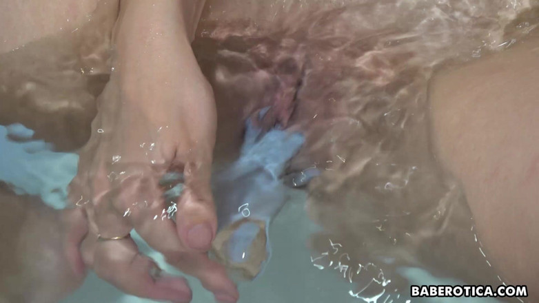 Baberotica: Horny Victoria Masturbates in the Tub