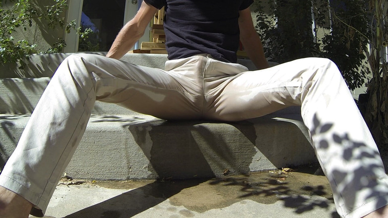 Lapetus: Khaki kalhoty se promění v průhledné s chcaní