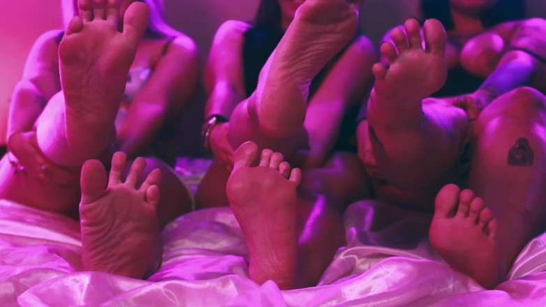 Evol Feet: Scopami La Figa Bagnata Con Il Tuo Bel Piede