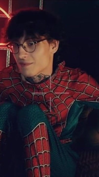 Disfraz De Spider-man. El Chico Posa Abajo. Capullo