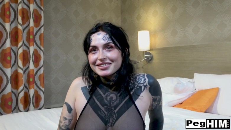 PEGHIM: Țâțe naturale mari tatuate Honey Milk se fute cu vibratorul...