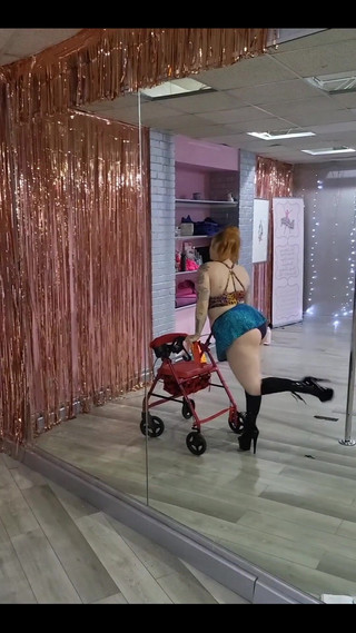 Bunny Royle: Brincando com o Dancing on My Mobility Aid no Pole...