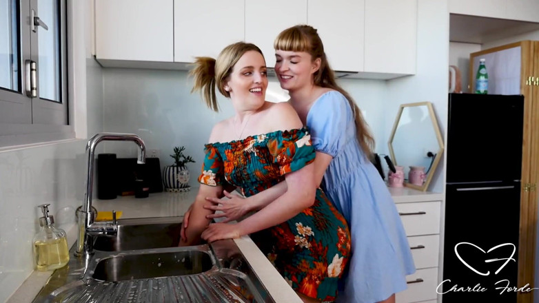 CharlieForde: Atrapado En El Fregadero Con Charlie Forde, Laney Day