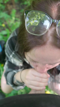 Venkovní zábava s nerdy dívka v brýlích