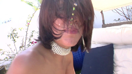 Hot Girlz: Sexy latina jezdí na péru venku