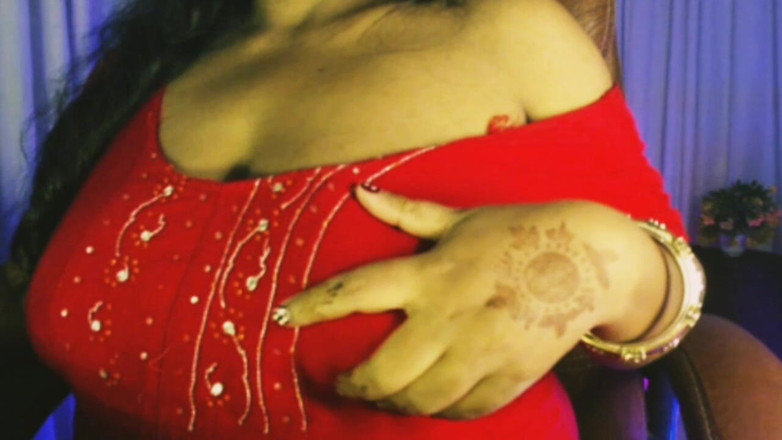 HotGirl21: Těhotná dáma si hraje s prsy.