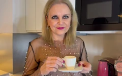 Mature Lady Puts Her Xxl Toys Deep