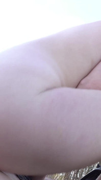 一个年轻热辣的大奶子女人阻止了一个摩托车手被干菊花