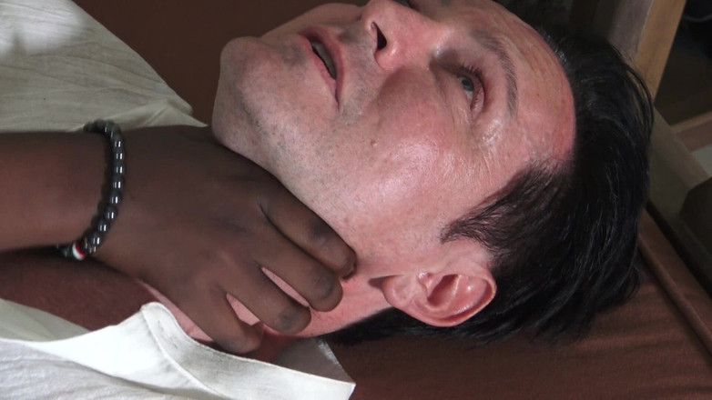 Femdom Austria: Schiavo che imbavaglia schiavo per padrona ebano