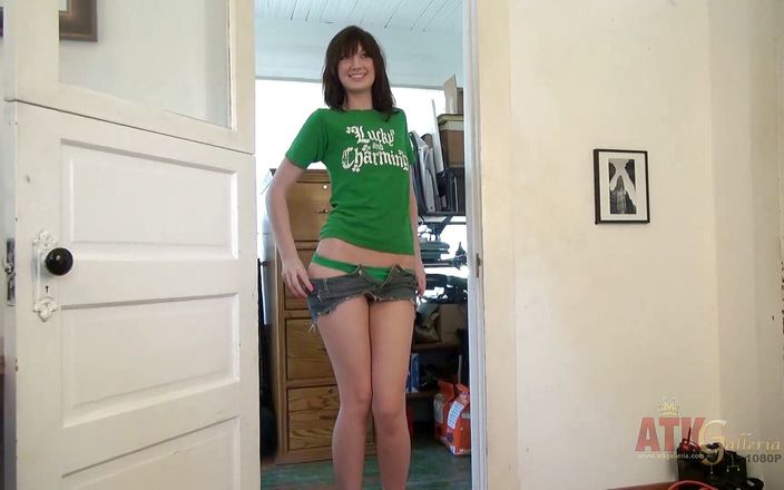 ATKIngdom: Алана Рейнс роздягається під час фотосесії