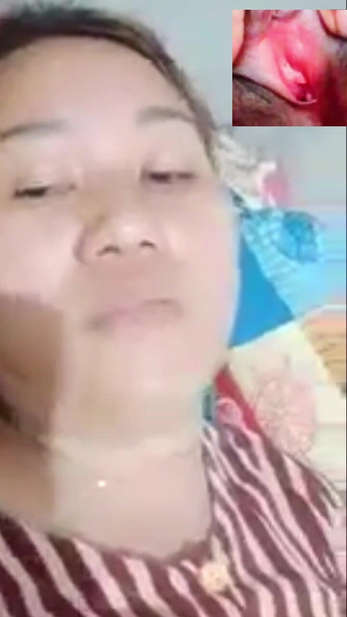 rajahutan44: Asyalı Kız Vajinasını Ve Büyük Göğüslerini Gösteriyor