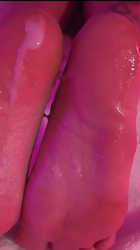 Tetovaná MILF dává kluzký footjob pulzujícímu ptákovi