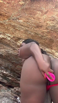 Eu sou pego na praia me gozando