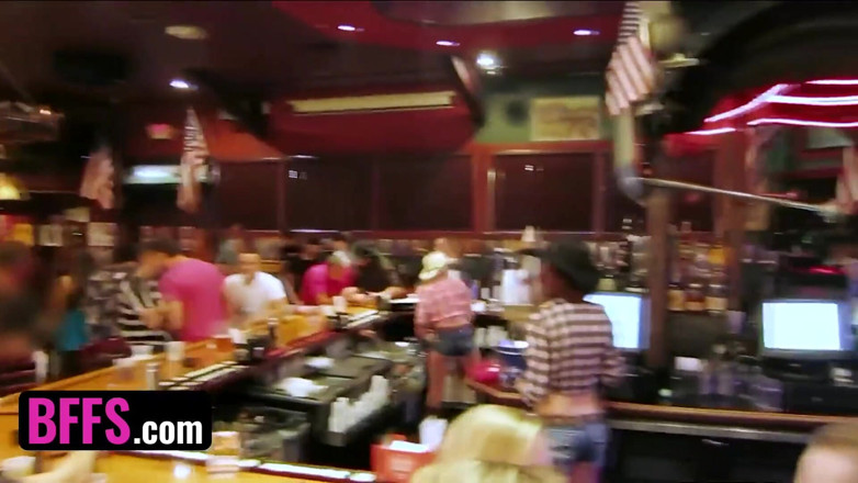 BFFS: Bffs - sahabat hot bersenang-senang di bar membawa pulang cowok acak...