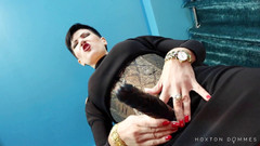 Mistress Alexandra: Hari ini saya akan mengajar awak cara menghisap dengan betul...