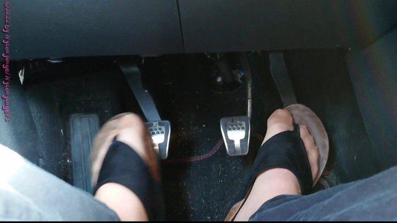 Carmen_Nylonjunge: Pompage de pédales dans des pantoufles ** nylonfeet **