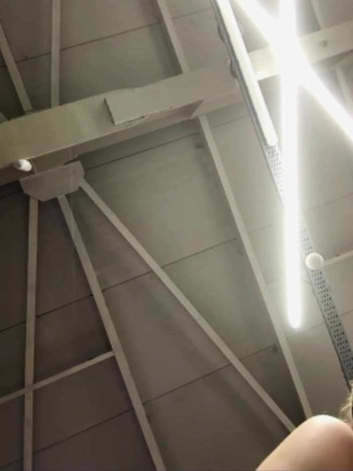 JuiceLussie: Latihan seksi di gim dalam bingkap