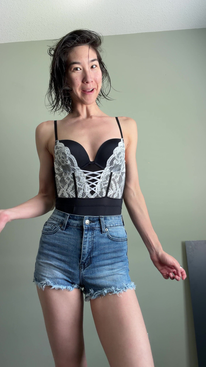 Ms_Emmy_Lynn: Sexy vestiti del giorno lingerie tuta e pantaloncini di jeans