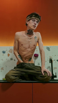Twink bersenang-senang di dapur studio