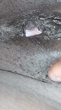 Macocha pokazuje mleczne cycki i soczystą cipkę