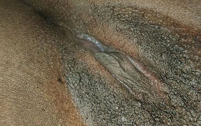 Horny bitch squirt: Une chatte mouillée jouit comme une cascade