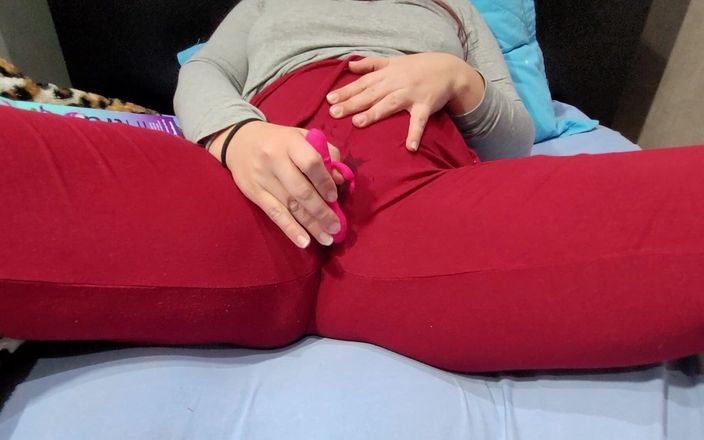 Sophie HelenAss: Une fille sexy se masturbe enduite de son gode dans...
