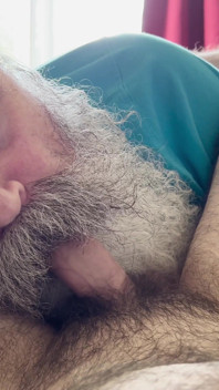 Nonno che succhia un cucciolo peloso.