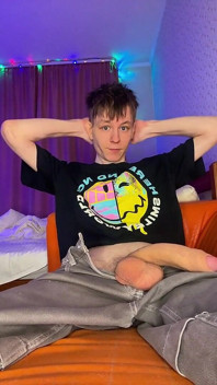 Solo un ragazzo arrapato che ama mostrare il suo grosso cazzo