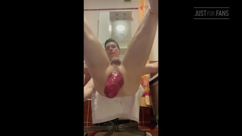 IncredibleGuy: Un video hot con un enorme prolasso anale in bagno