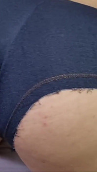 자위하고 창녀처럼 옷을 입은 메가 엉덩이 마누라