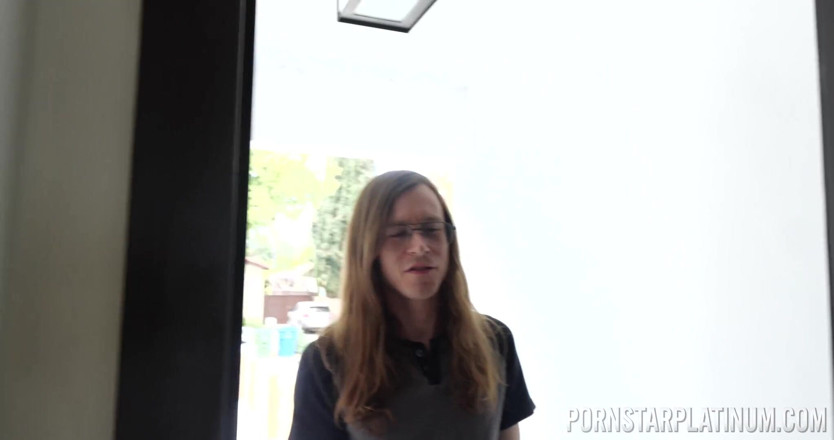 Pornstar Platinum: Prsatá kráska Lilian Stone šuká rozvozce potravin