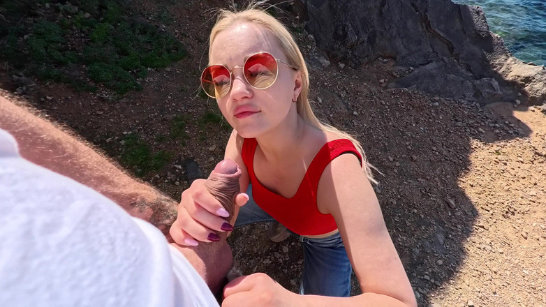 German amateur - 100% German hardcore videos: La teen bionda si fa scopare la sua fica rasata...