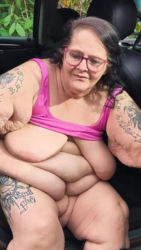 Sie ist nass und bereit auf dem rücksitz Sie spritzt N squirtet
