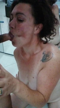 Ciesząc się moim nowym wielkim dildo z kutasem w moich ustach