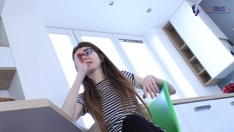 Czech Soles - foot fetish content: Hai chị em tăng trưởng và so sánh chân