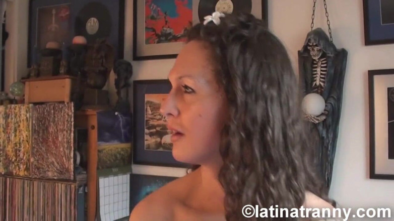 Nikki Montero: La trans Nicole Montero suona la chitarra con le sue...