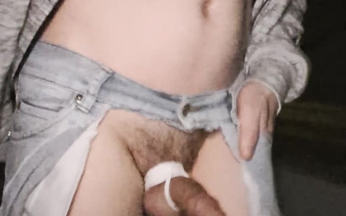kinkygaynudist: Мужчина-гей ходит обнаженной по мосту